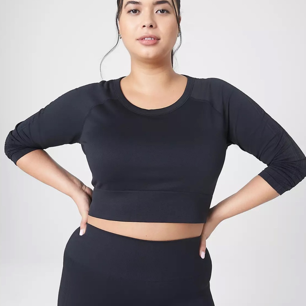 Livi Active (Lane Bryant) Seamless Fitted Sleeve Detail Crop Tee Black 18/20 2X
